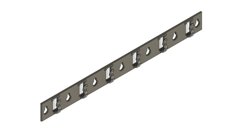 K&ouml;nnte beinhalten: Ein Metallstreifen mit sechs Haken, jeder mit einem kleinen Loch oben. Der Streifen ist hellbraun und die Haken sind dunkelbraun.