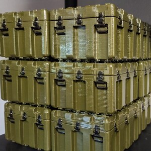 K&ouml;nnte beinhalten: Stapel aus vier olivgr&uuml;nen Metall-Aufbewahrungsboxen mit Riegeln und Griffen. Die Boxen sind &uuml;bereinander gestapelt.