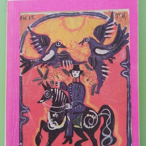 Pode incluir: Um livro vintage intitulado "Contos de Fadas Russos" com uma capa rosa e uma ilustração colorida. A ilustração retrata uma pessoa a cavalo com pássaros por cima, num fundo vermelho e amarelo. O livro tem texto em russo.