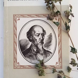Vintage book of Poems by N.A. Nekrasov. Moscow, 1985. Classical Russian literature. Russian poetry.
