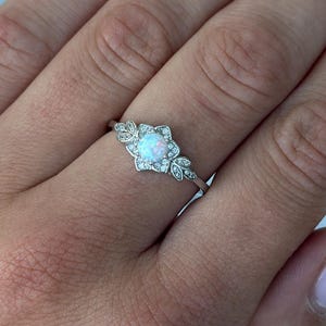 Pierścionek z białego opalowego szkła laboratoryjnego w stylu art déco: aureola z kwiatowym liściem, srebro próby 925 z cyrkoniami