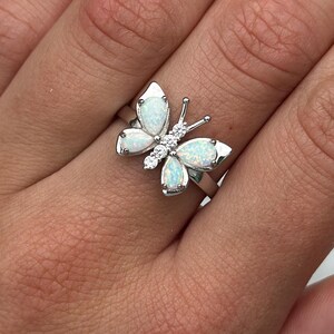 Anillo de mariposa: banda de plata esterlina celta con ópalo de laboratorio blanco