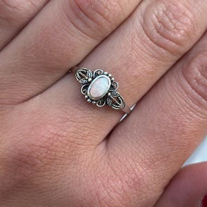 酸化スターリングシルバーのラボオパールリング：アールデコ調バリトンボ