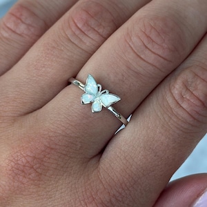 Vlinderring: Lab White Opal Solitaire, 925 sterlingzilveren band