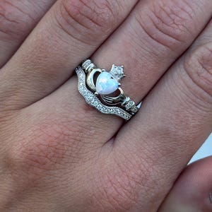 Set di anelli Claddagh: cuore in opale di laboratorio, corona, anello con promessa in argento sterling