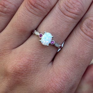 Alliance vintage opale ovale de laboratoire : accent de rubis simulé, argent sterling