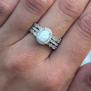Anillo de compromiso Art Deco Lab con ópalo blanco: Halo de circonitas en plata de ley