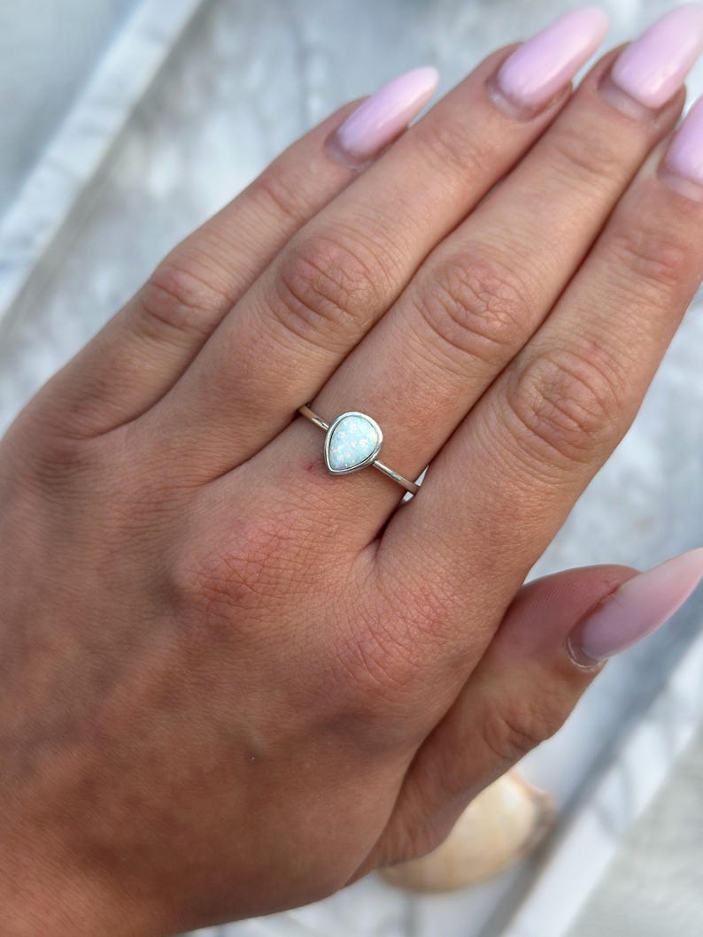 Oxidierter Sterling Silber Tropfen-Ring: Solitär Weißer Opal 9 mm Bild 1