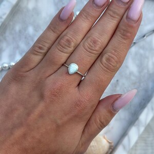 Oxidierter Sterling Silber Tropfen-Ring: Solitär Weißer Opal 9 mm Bild 2