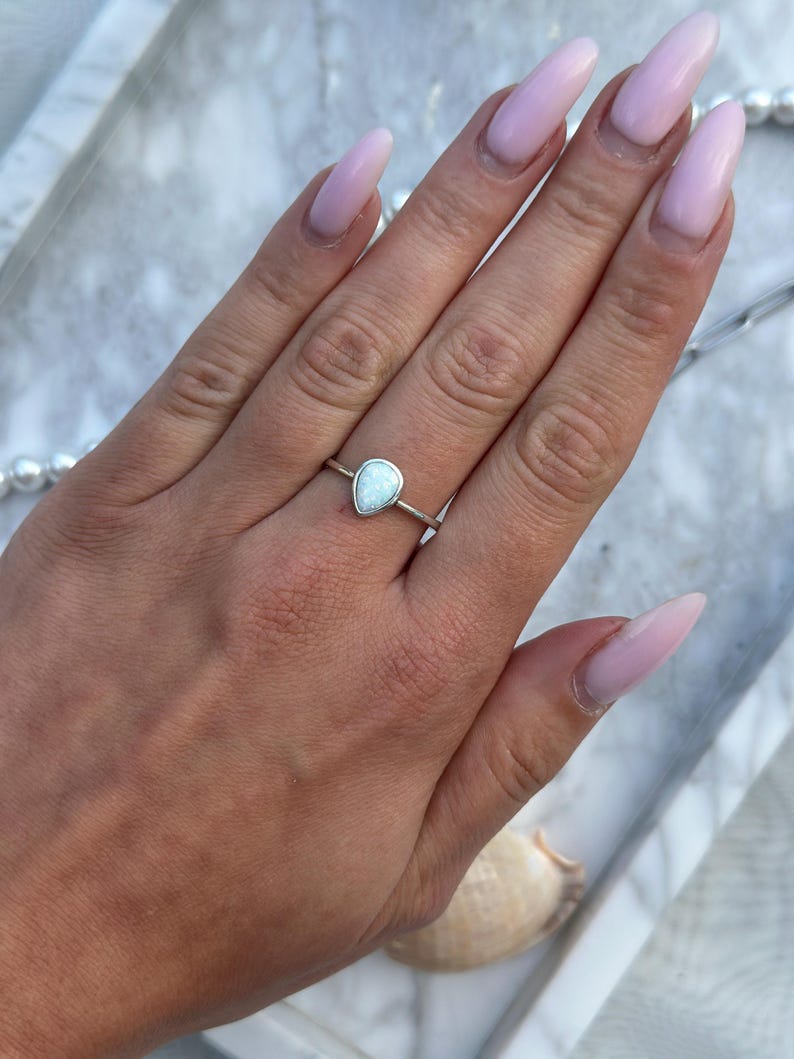 Oxidierter Sterling Silber Tropfen-Ring: Solitär Weißer Opal 9 mm Bild 2