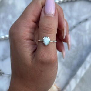 Oxidierter Sterling Silber Tropfen-Ring: Solitär Weißer Opal 9 mm Bild 4