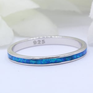Anillo de compromiso con solitario de ópalo azul de laboratorio de eternidad completa, anillo vintage de plata esterlina sólida 925 Elija el color de su banda