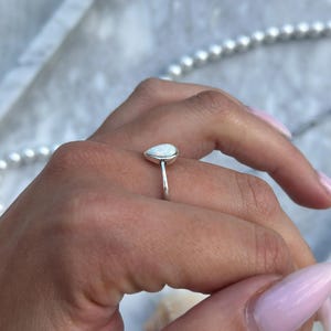 Oxidierter Sterling Silber Tropfen-Ring: Solitär Weißer Opal 9 mm Bild 3