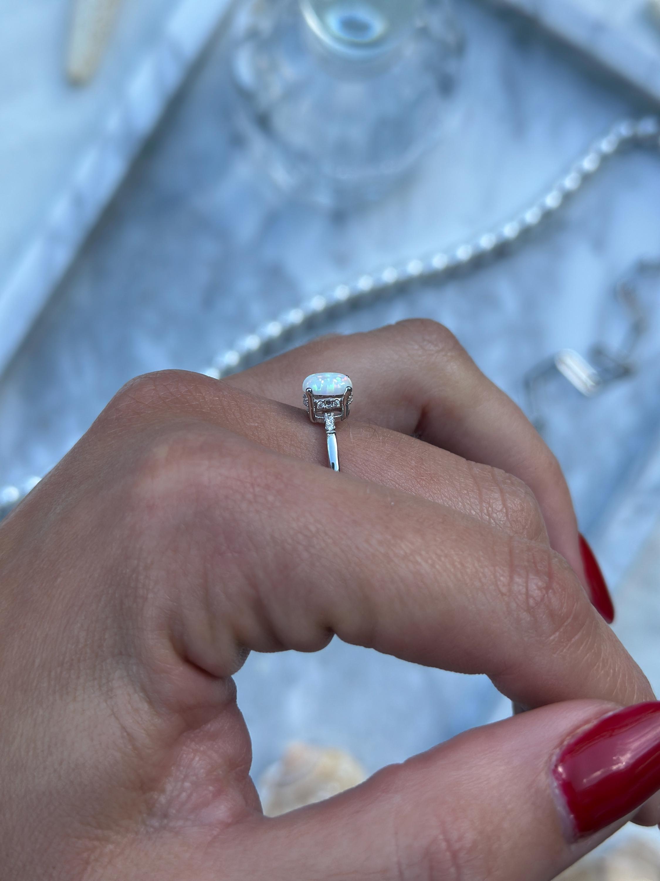 Anello in opale bianco da laboratorio: fascia intrecciata in argento