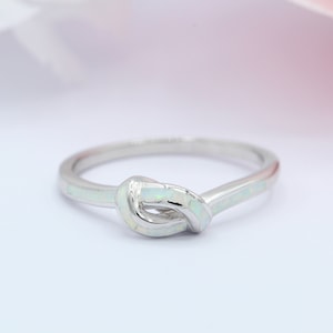 Anello con nodo infinito in argento sterling: anello con promessa in opale di laboratorio