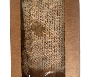 Rå vårhonungskaka · 830 g / 29,3 oz · Från europeiska ängar · Omtänksam present till familjen · Skörd 2026