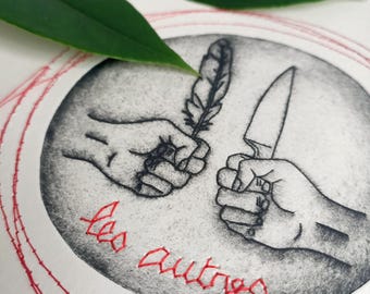 Puede incluir: Una ilustración en blanco y negro de dos manos, una sosteniendo una pluma y la otra un cuchillo. Las manos están rodeadas de un círculo rojo con el texto "Les Autres" en cursiva.