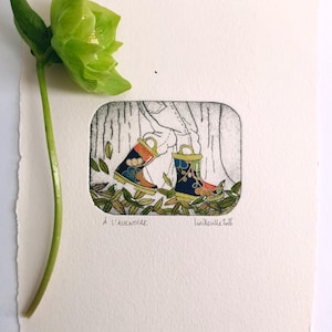 Può includere: Una stampa artistica con due stivali di gomma colorati in un ambiente forestale, circondati da foglie. Gli stivali sono decorati con motivi floreali e geometrici. La stampa include il testo "À L'AVENTURE" e la firma dell'artista.