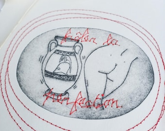 Puede incluir: Una ilustración en blanco y negro de un jarrón y una figura con el texto "Go for the imperfection." bordado en hilo rojo. La ilustración está rodeada de tres círculos rojos.