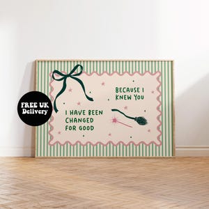 Könnte beinhalten: Ein gerahmter Druck mit einem rosa und grün gestreiften Hintergrund. Der Druck zeigt eine rosa Mitte mit dem Text "I HAVE BEEN CHANGED FOR GOOD" und "BECAUSE I KNEW YOU". Eine dunkelgrüne Schleife und Sterne verzieren den Druck. Ein schwarzer Kreis mit "FREE UK Delivery" befindet sich in der Ecke.