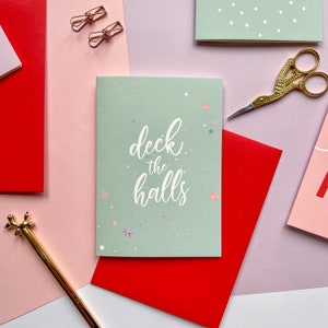 Cartolina di Natale Deck The Halls, cartolina di Natale contemporanea colorata, cartolina di Natale moderna e trendy A6, cartolina di Natale ecologica,