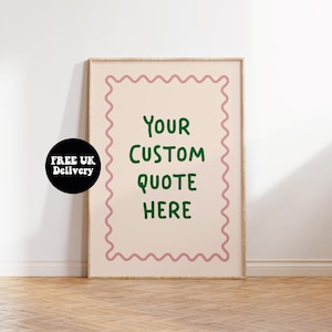 Könnte beinhalten: Ein gerahmtes Poster mit hellrosa Hintergrund und einem wellenförmigen rosa Rand. Der Text "Your Custom Quote Here" ist grün. Ein schwarzer Kreis mit dem Text "FREE UK Delivery" befindet sich links.