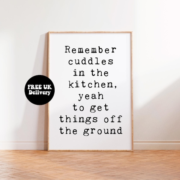 Arte de parede com tipografia da música "Cuddles In The Kitchen" dos Arctic Monkeys, pôster sem moldura nos tamanhos A5, A4 e A3 com fonte de máquina de escrever.