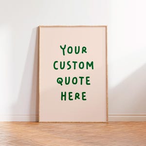 Könnte beinhalten: Ein gerahmter Druck mit einem hellrosa Hintergrund und grünem Text, der "YOUR CUSTOM QUOTE HERE" lautet.