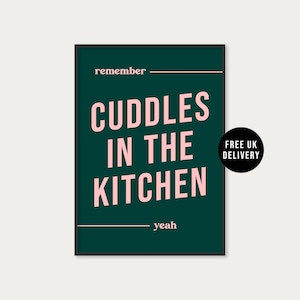 Op de afbeelding: Een donkergroene poster met witte tekst die "remember" en "yeah" zegt en roze tekst die "CUDDLES IN THE KITCHEN" zegt.