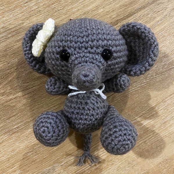 Bebé elefante crochet hecho a mano (patrón de @TheresasCrochetShop)