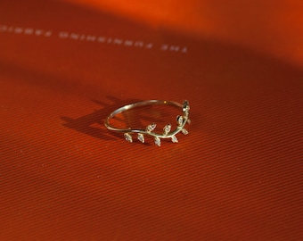 Minimalist 14K Gold Diamond Wedding Band: Vine Leaf Ring