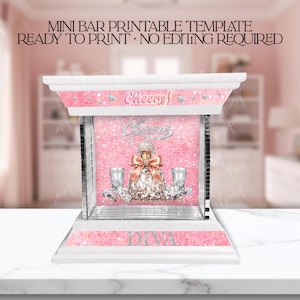 Pode incluir: Um modelo imprimível de mini bar rosa e branco com o texto "Cheers!" e "Diva". O bar apresenta uma garrafa decorativa com um laço e dois copos de shot. O texto "MINI BAR PRINTABLE TEMPLATE READY TO PRINT NO EDITING REQUIRED" está no topo.