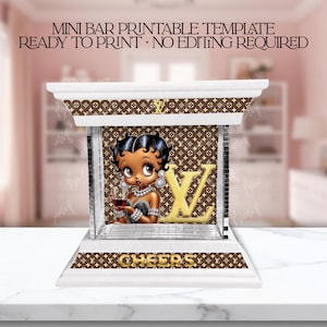 Könnte beinhalten: Eine druckbare Mini-Bar-Vorlage in Weiß und Braun mit dem Text "MINI BAR PRINTABLE TEMPLATE READY TO PRINT NO EDITING REQUIRED" oben. Die Bar zeigt eine Cartoonfigur und das Wort "CHEERS".