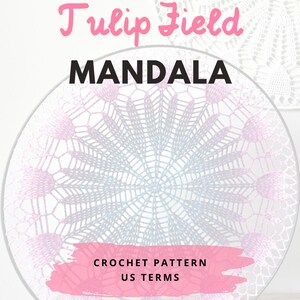 Op de afbeelding: Een haakmandalapatroon genaamd "Tulip Field Mandala" in Amerikaanse termen. De mandala is wit met een roze en blauwe ombre-effect. Het patroon is beschikbaar om te downloaden.