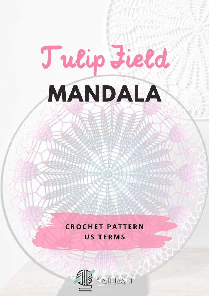 Op de afbeelding: Een haakmandalapatroon genaamd "Tulip Field Mandala" in Amerikaanse termen. De mandala is wit met een roze en blauwe ombre-effect. Het patroon is beschikbaar om te downloaden.