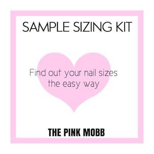 以下が含まれることがあります： ピンクの枠線で囲まれた白い正方形に「SAMPLE SIZING KIT」の文字。その下にピンクのハート型があり、「Find out your nail sizes the easy way」の文字。下部に「THE PINK MOBB」の文字。