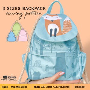 Könnte beinhalten: Ein hellblauer Rucksack mit Kordelzug, einer Fuchsillustration auf der Klappe und einem Waldmuster. Der Text lautet 3 SIZES BACKPACK sewing pattern, YouTube VIDEO TUTORIAL, SIZES MINI-MIDI-LARGE, FILES A4 / LETTER / A0 / PROJECTOR, BEGINNER.