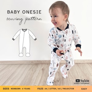 Può includere: Un cartamodello per tutina da neonato che mostra una tutina bianca a maniche lunghe con piedini, stampa a tema bosco, polsini scuri e cerniera frontale. Include un disegno tecnico, il testo BABY ONESIE sewing pattern e SIZES NEWBORN - 6 YEARS.