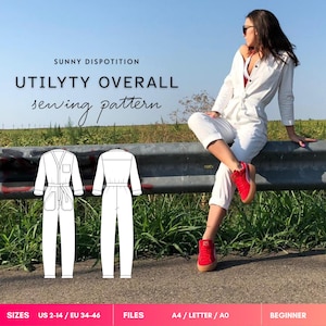 Op de afbeelding: Een wit utility overall naaipatroon met V-hals, lange mouwen, een ceintuur en voorzakken. De tekst luidt SUNNY DISPOTITION UTILYTY OVERALL sewing pattern. Maten US 2-14 en EU 34-46, met bestanden in A4, Letter en A0 formaat.