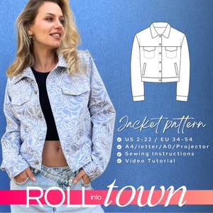 Pode incluir: Uma mulher vestindo uma jaqueta jeans azul com um padrão floral branco. A imagem também inclui um desenho de linha de uma jaqueta jeans com o texto "Jacket pattern" e detalhes sobre o padrão, incluindo tamanhos, formato e instruções. O texto "ROLL into town" está na parte inferior da imagem.