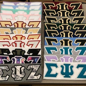 Camiseta personalizada con letras griegas de fraternidades y hermandades