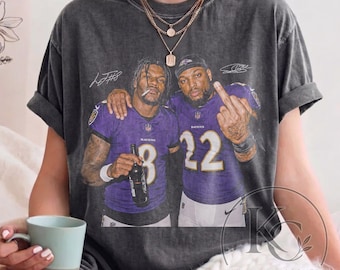Camiseta vintage de Lamar Jackson y Derrick Henry del Baltimore Football con estampado gráfico, ropa deportiva divertida y de marca pirata, colores cómodos, regalo retro para el día del partido