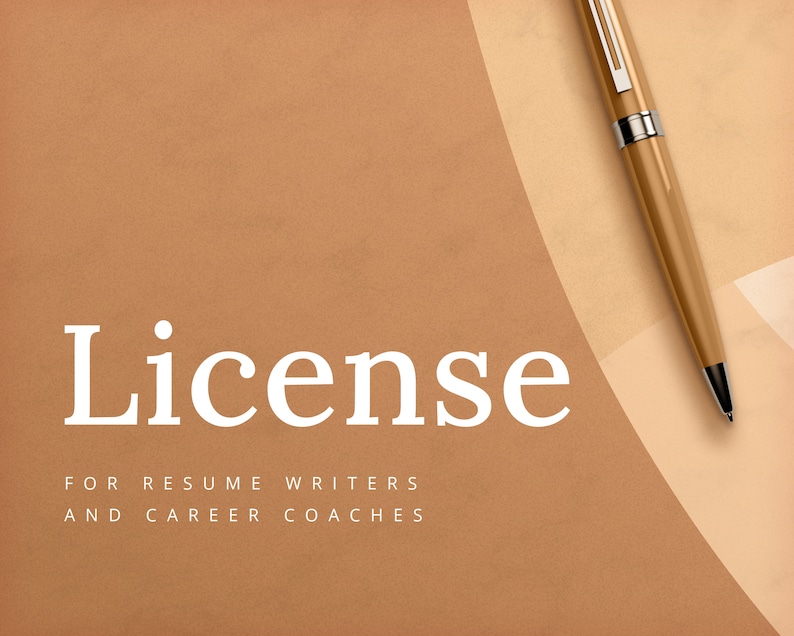 K&ouml;nnte beinhalten: Ein brauner Papierhintergrund mit dem Text "License for Resume Writers and Career Coaches" in Wei&szlig;. Ein goldener Stift mit silberner Klammer befindet sich auf der rechten Seite des Bildes.