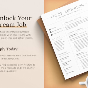 Pu&ograve; includere: Un modello di curriculum con il testo "Unlock Your Dream Job" e "Apply Today!" Il curriculum &egrave; per Chloe Anderson, insegnante di scuola elementare. Il curriculum include sezioni per Panoramica professionale, Competenze chiave, Esperienza di insegnamento, Istruzione e Certificazioni.