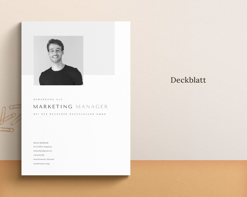Op de afbeelding: Een zwart-witfoto van een persoon met een neutrale uitdrukking. De tekst "Bewerbung als MARKETING MANAGER bei der Bucherei Deutschland GmbH" staat onder de foto. De tekst "Felix Winkler" staat bovenaan de pagina. De tekst "Deckblatt" staat in de rechterbovenhoek van de pagina.