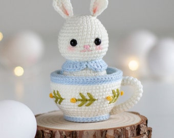 Patrón de crochet de conejito en taza: Decoración de Pascua (INGLÉS)