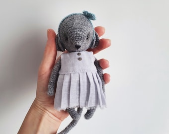 Muñeca de ratón de crochet: Amigurumi de lana con vestido de algodón