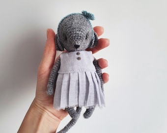 Gehäkelte kleine Maus im Kleid. Gehäkelte kleine Maus aus Wolle. Gehäkelte Maus Mini Puppe.