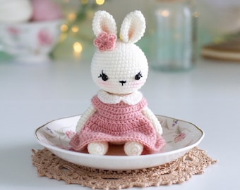 Patrón de Conejito de Crochet: Juguete de 16 cm con Vestido Rosa (INGLÉS)