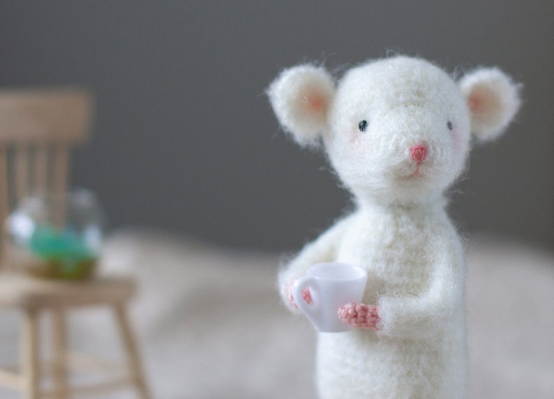 Kleine Maus in einem Pullover mit Häkelmuster. Gehäkelte kleine Maus ca 10 cm Bild 3